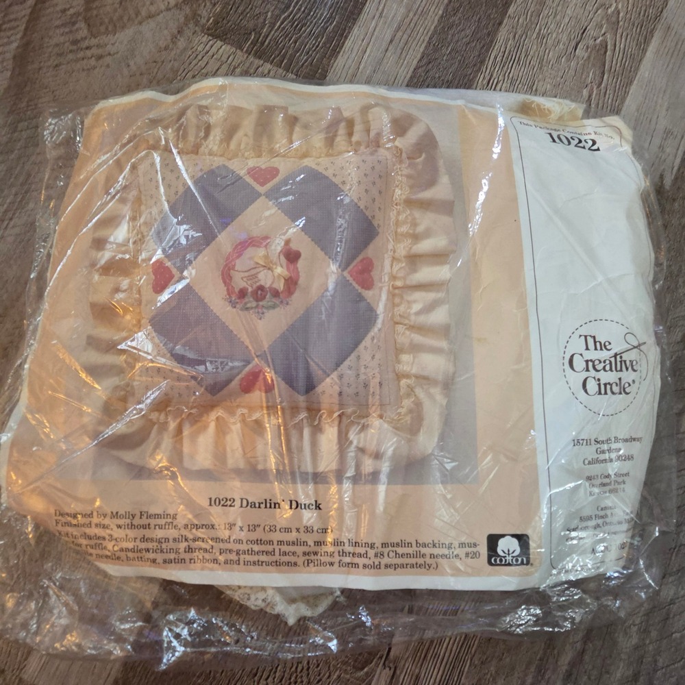 The Creative Circle 1022 Darlin Duck Pillow Candlewicking Kit Molly Fleming New